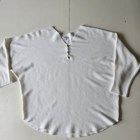 Elegant White V-Neck Sweater - Picture 4 of 8